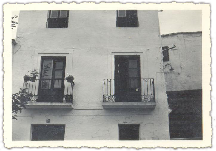 Casa rectoral, que sirvió como casa cuartel de la Guardia Civil en Cástaras. 
(Álbum de Sebastián Alcalde, por cortesía de Miguel Almendros Alonso).